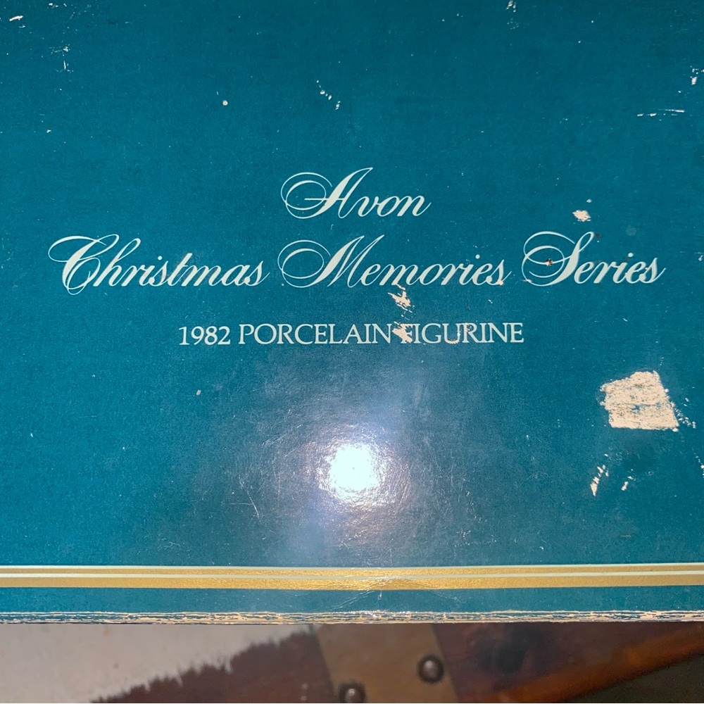 1982 Avon Christmas Memories "Keeping the Christmas Tradition" porcelain. - Picture 3 of 6